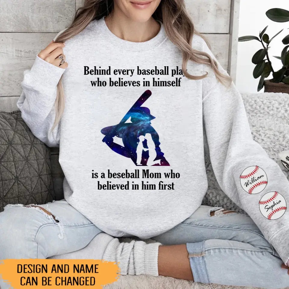 Personalized Baseball Player Behind Every Baseball Play Who Believes In Himself Is A Beseball Mom Who Believed In Him First Sweatshirt Printed QTHN241197